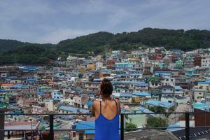 Inês en el bellísimo Gamcheon que extiende sus colores por la colina.