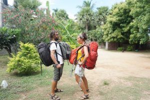 Chris (galego) e Inês (portuguesa) en disputa con sus mochilas :)