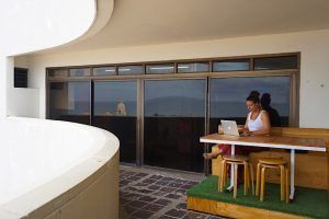 Inês trabajando con vistas en Cartagena de Indias. Con una tarjeta SIM local podrás hacer tethering y compartir internet con tu ordenador portátil