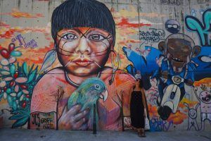 Inês con una de las obras que más nos han gustado n el tour de la Comuna 13