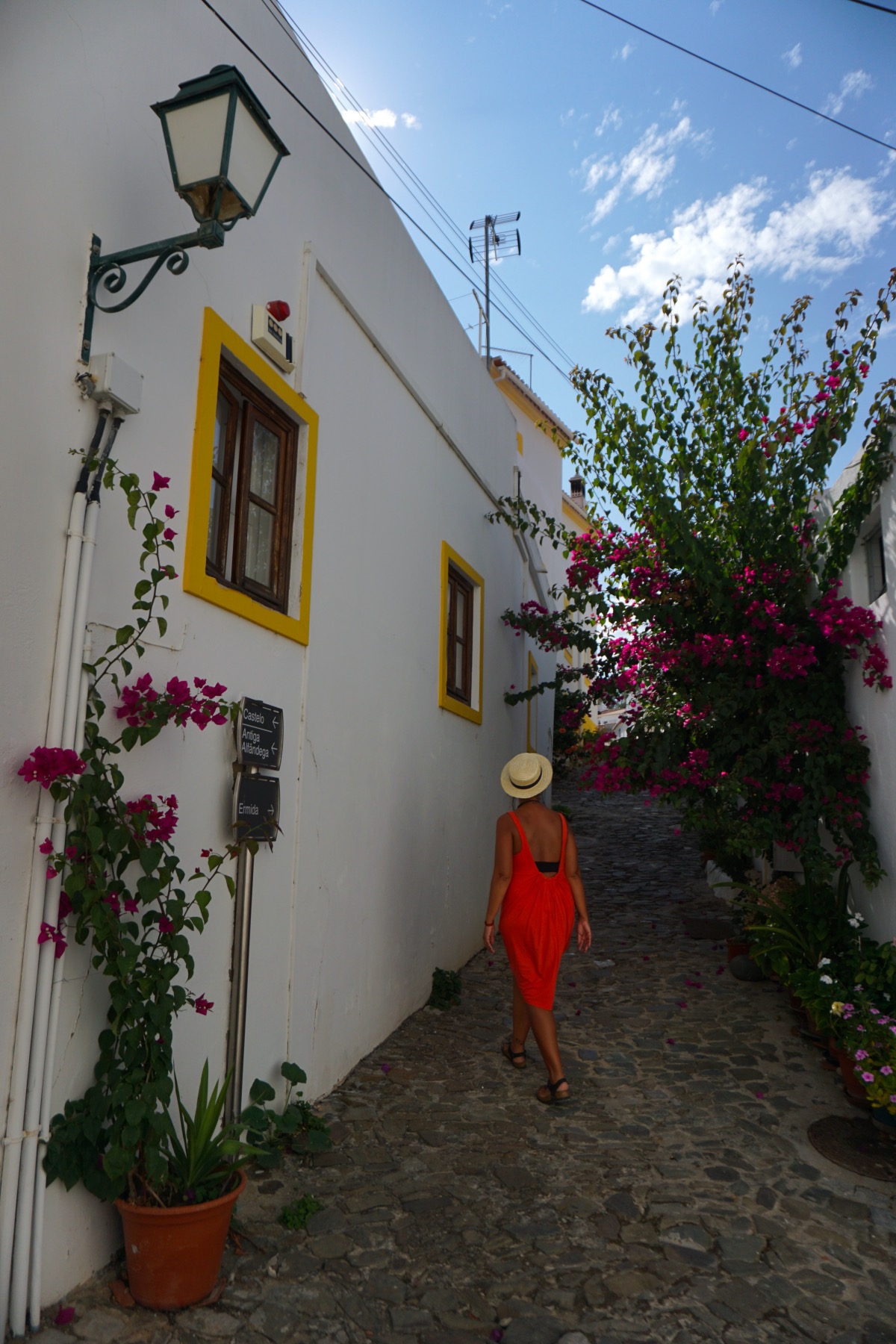 Paseando por las calles floridas de Alcoutim