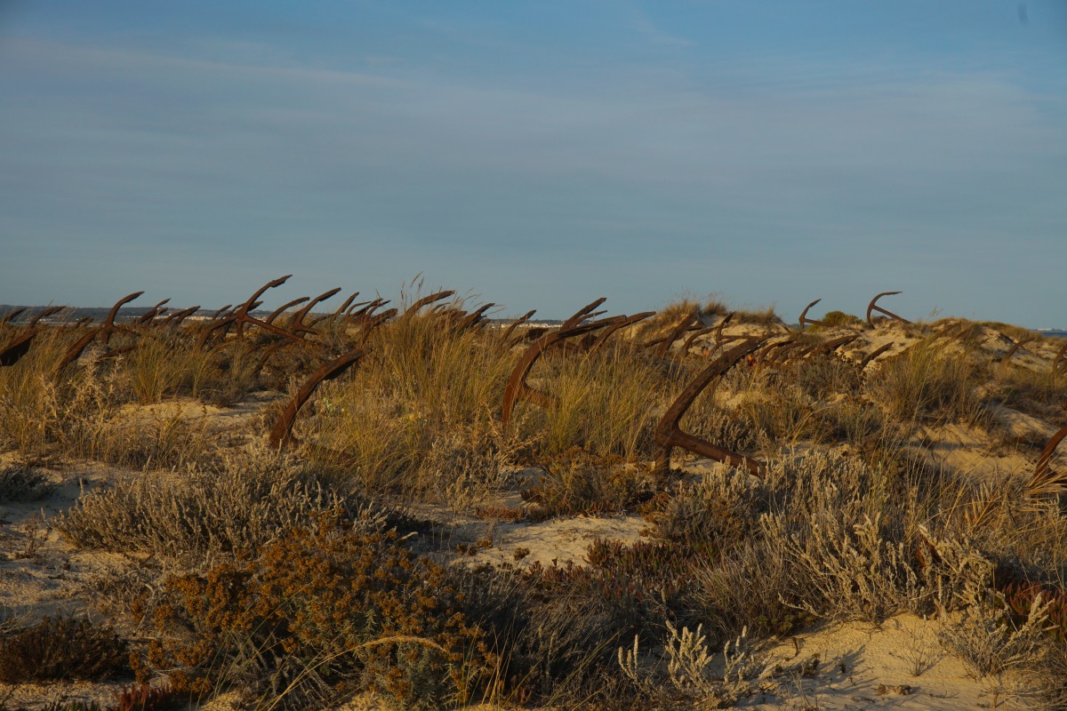 El curioso cementerio de anclas que te encontrarás al llegar a Praia do Barril
