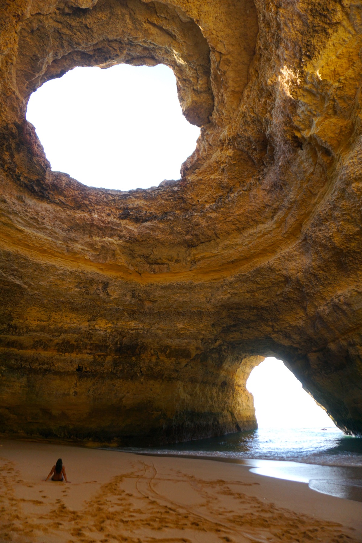 Finalmente pudimos disfrutar de la Cueva de Benagil desde abajo, en kayak, y desde arriba, en la ruta de los Sete Vales Suspensos.
