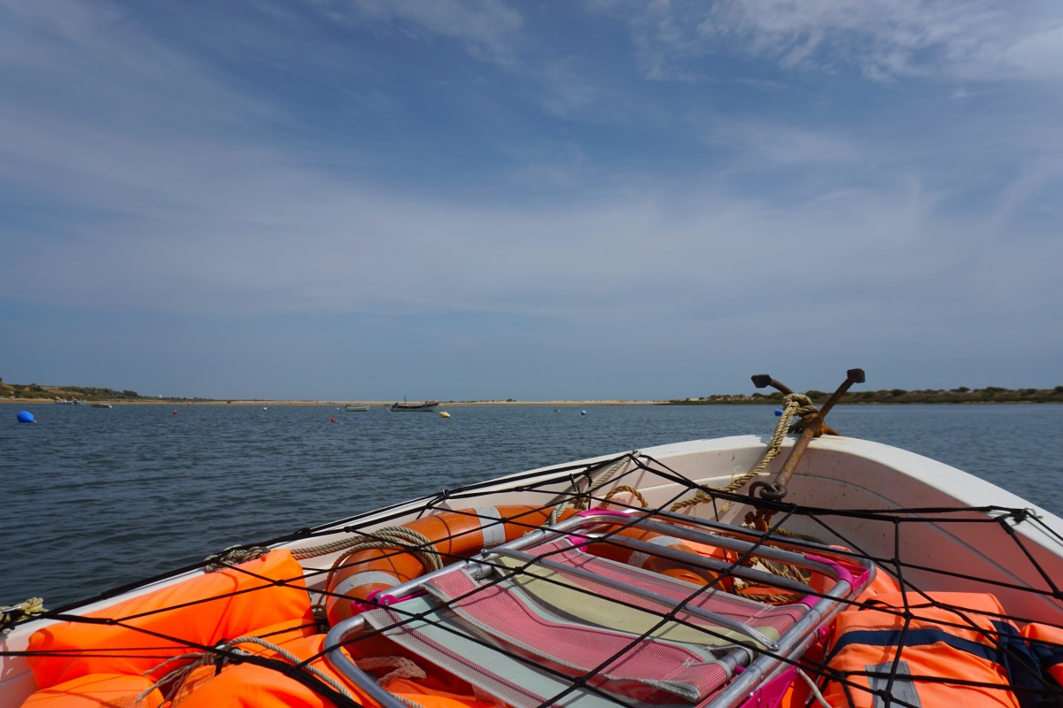 En el barco cruzando la Ría Formosa hasta la playa