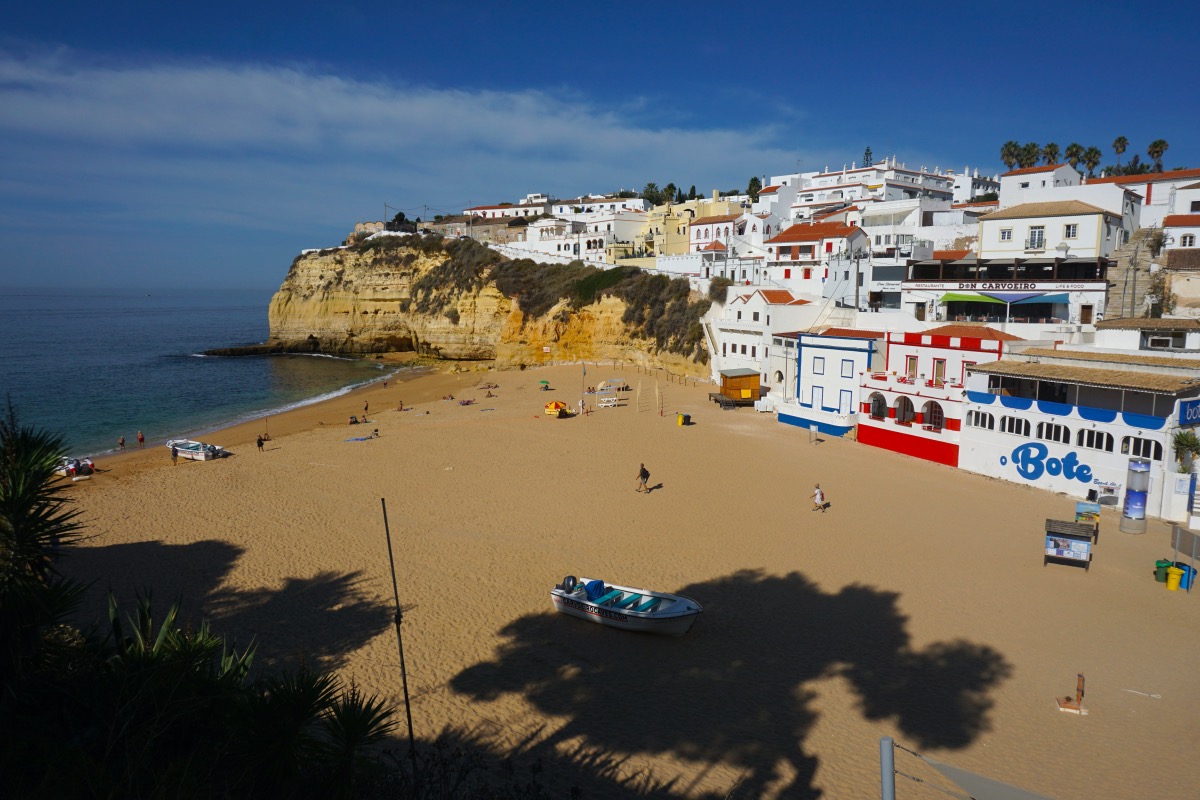 El colorido (y fotogénico) pueblo de Carvoeiro, con su playa homónima
