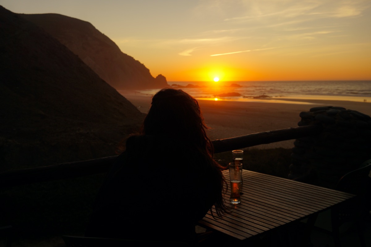 Despidiendo el día con una "imperial" y uno de los mejores paisajes posibles, en Castelejo, uno de nuestros rincones preferidos de mar. Foto Randomtrip
