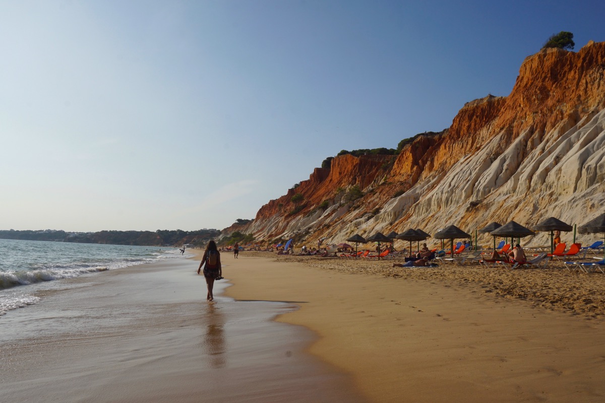 Praia da Falésia, desde abajo
