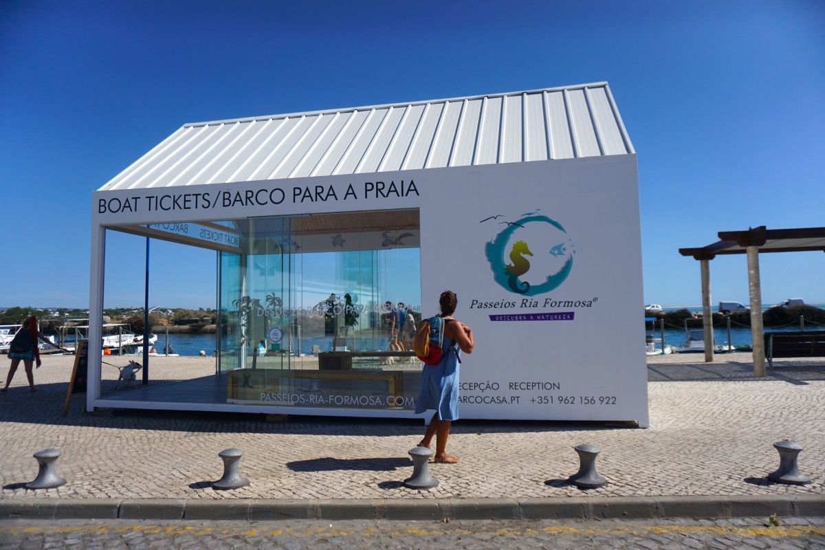 el ferry cuesta 1.8€ ida y vuelta (también hay barco taxi pero más caro) y sale cada 15/30 min dependiendo de la temporada. En Septiembre cuando fuimos (temporada baja) salía cada media hora, en verano hay más frecuencia.