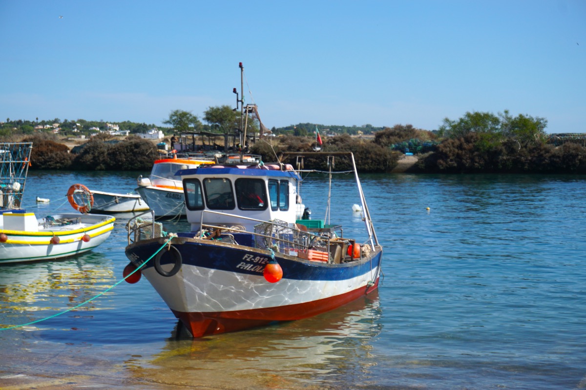 Esperando el ferry para la playa, con vistas a la ría y sus barquitos