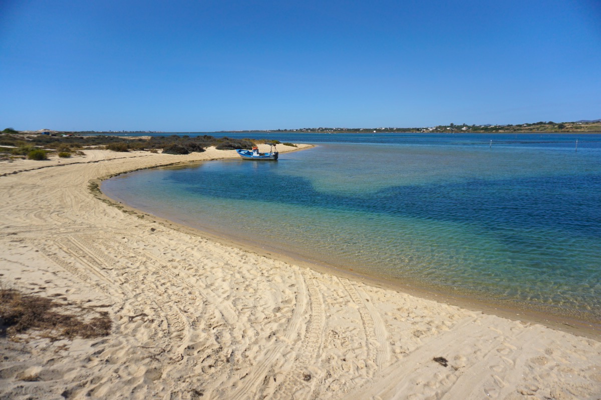 Cruzando la ría para llegar a la playa de Fuseta