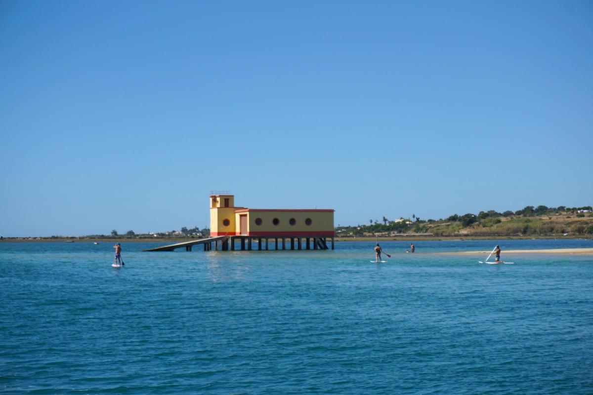 En la playa de ría de Fuseta es muy comun la práctica de SUP (Stand Up Paddle)