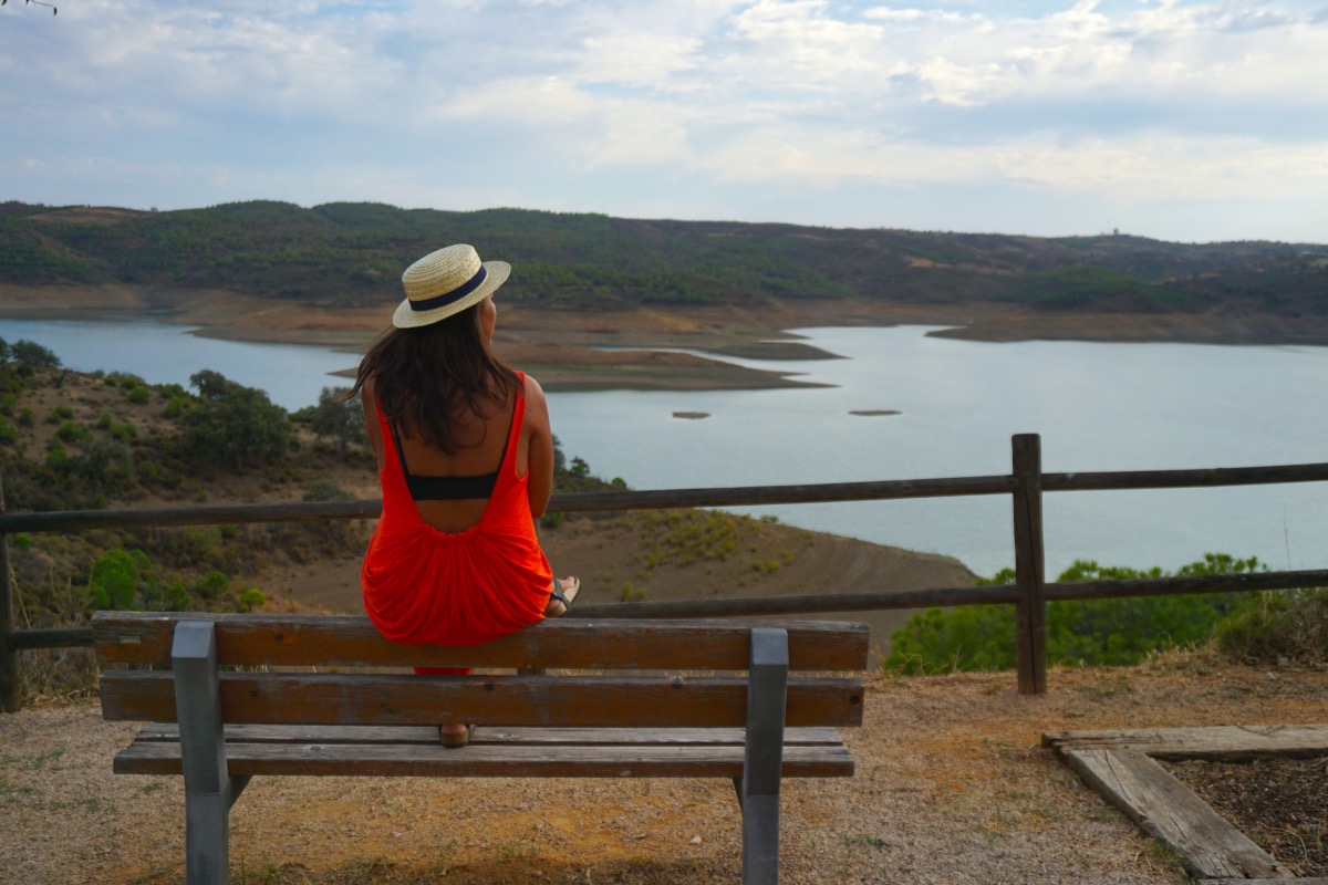 Si hay un banco justo en frente del embalse de Odeleite, por algo será... ¡Vistacas!