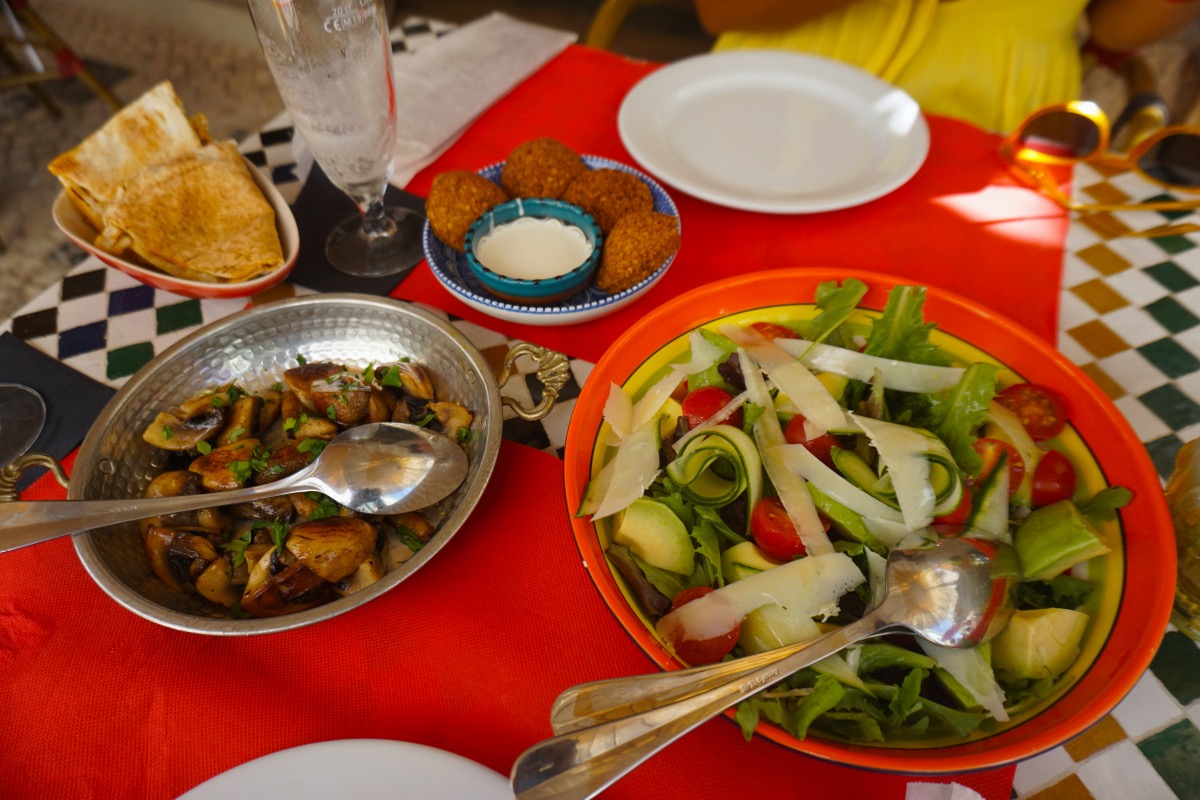 Tapas en Silves: falafel, humus, champiñones, ensalada en el Mosaiko