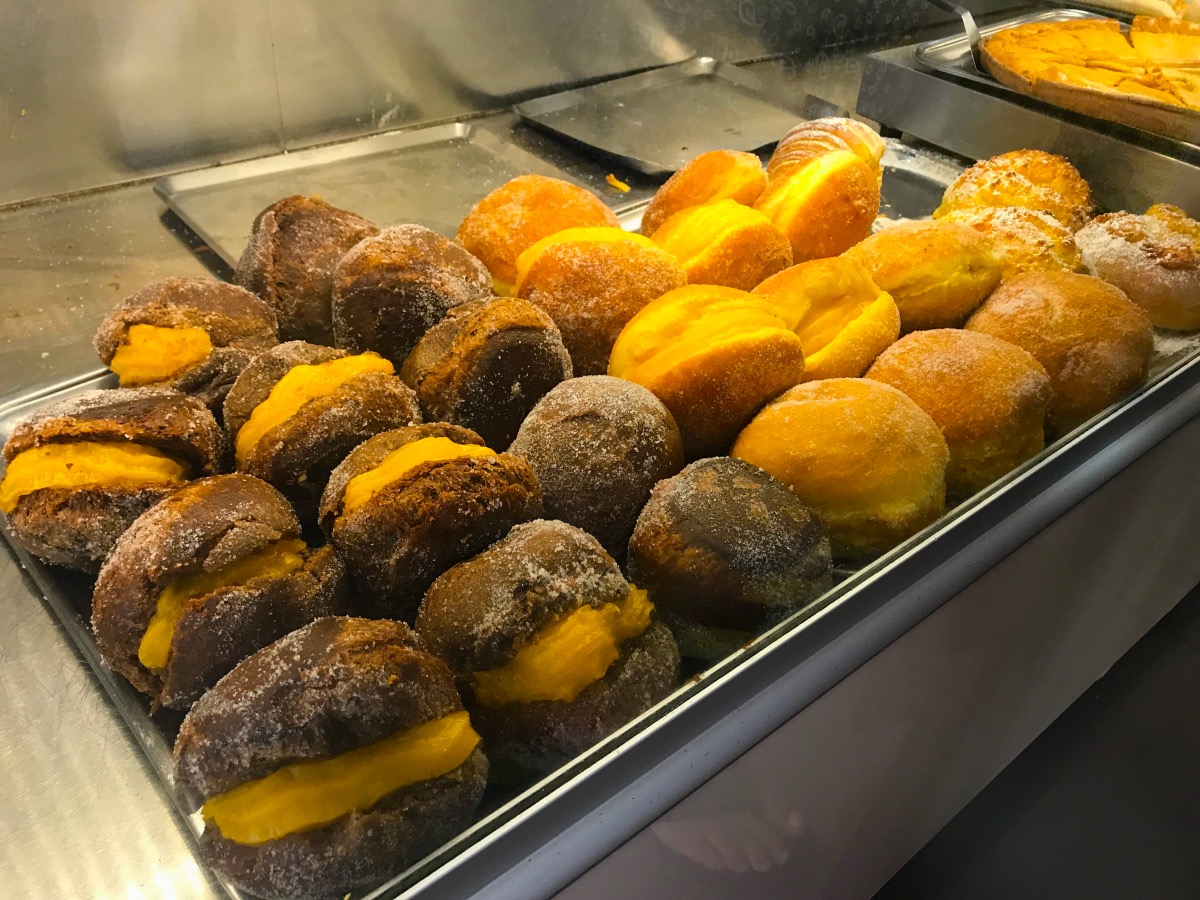 Bolas de Berlim, un imprescindible en días playeros en el Algarve. Estas son las de la pastelería Beira Mar, Quarteira