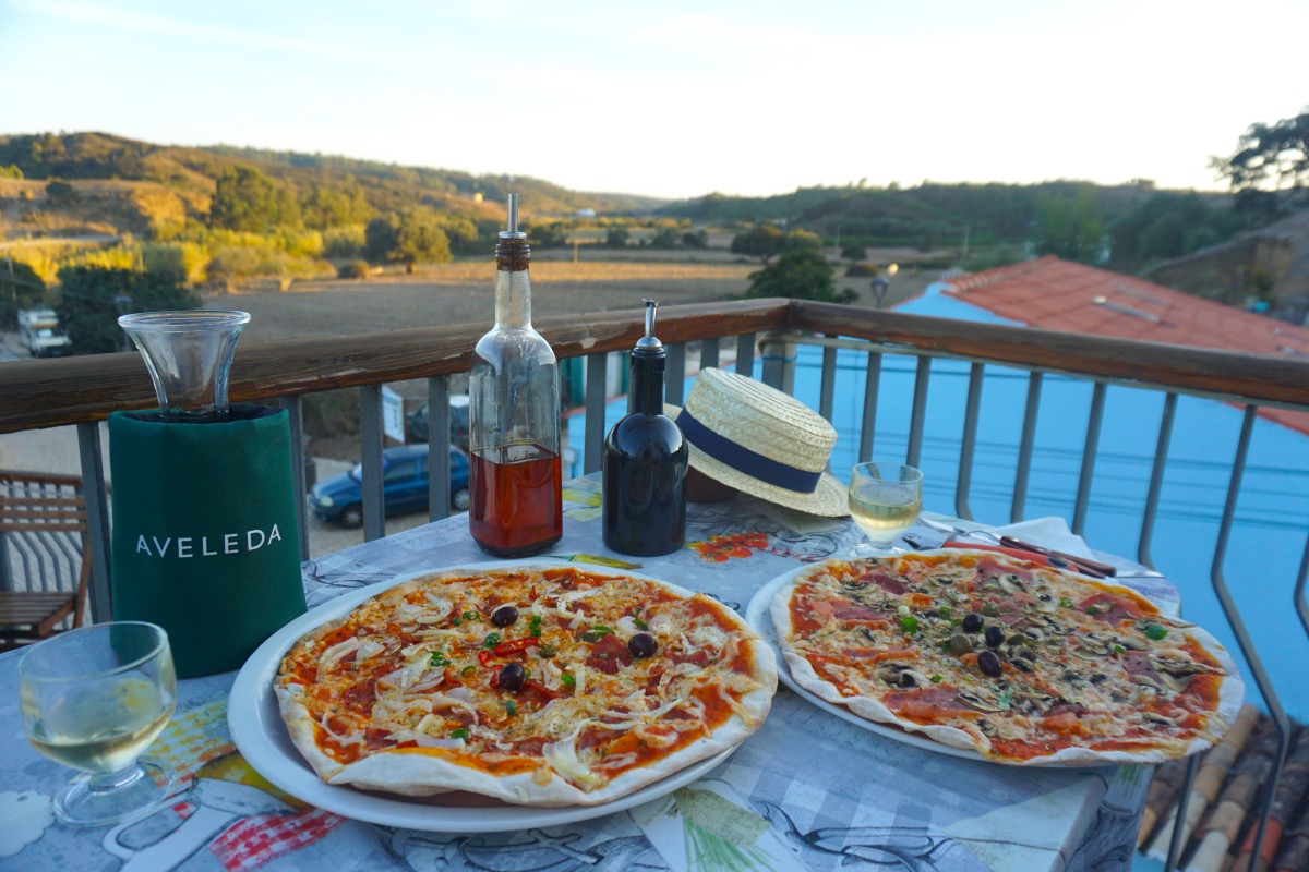 Las sabrosísimas pizzas de masa fina en el Pizza Pazza, con vistas al bello entorno de la campiña algarvía, Pedralva