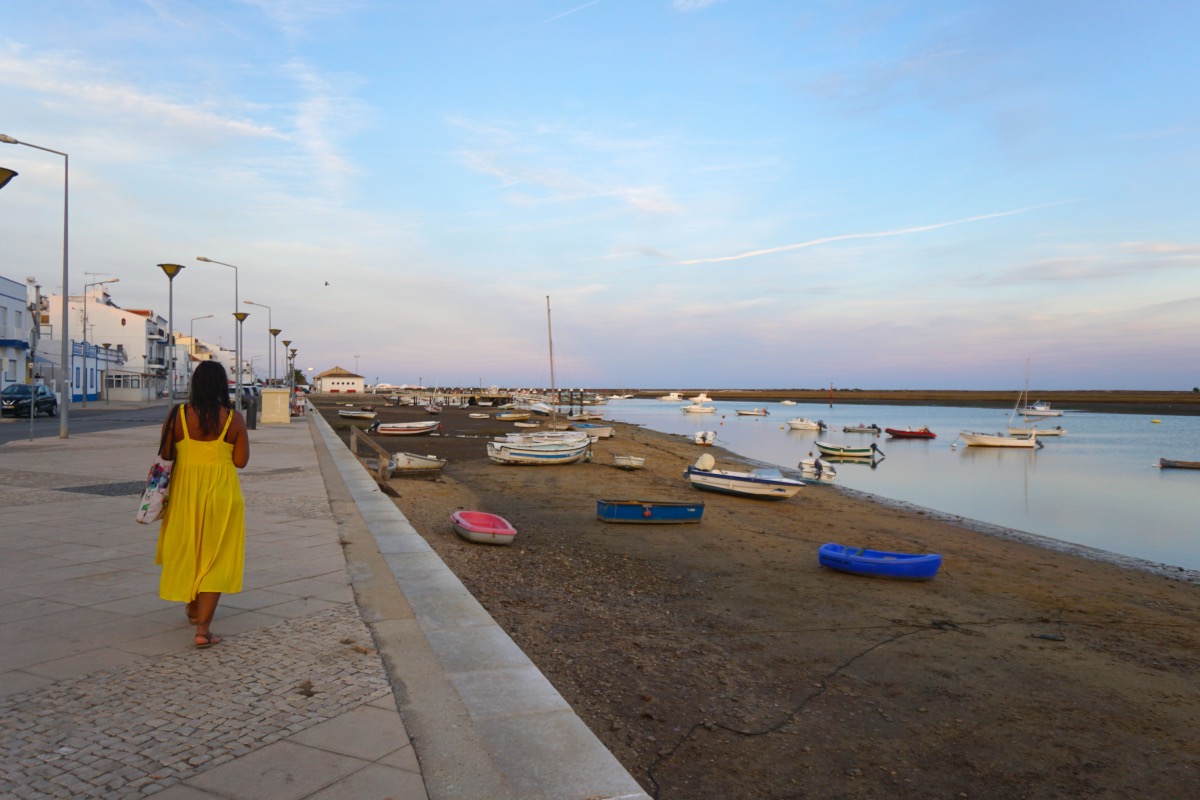 Paseando por el paseo de Ría Formosa hasta llegar al restaurante Polvo & Companhia