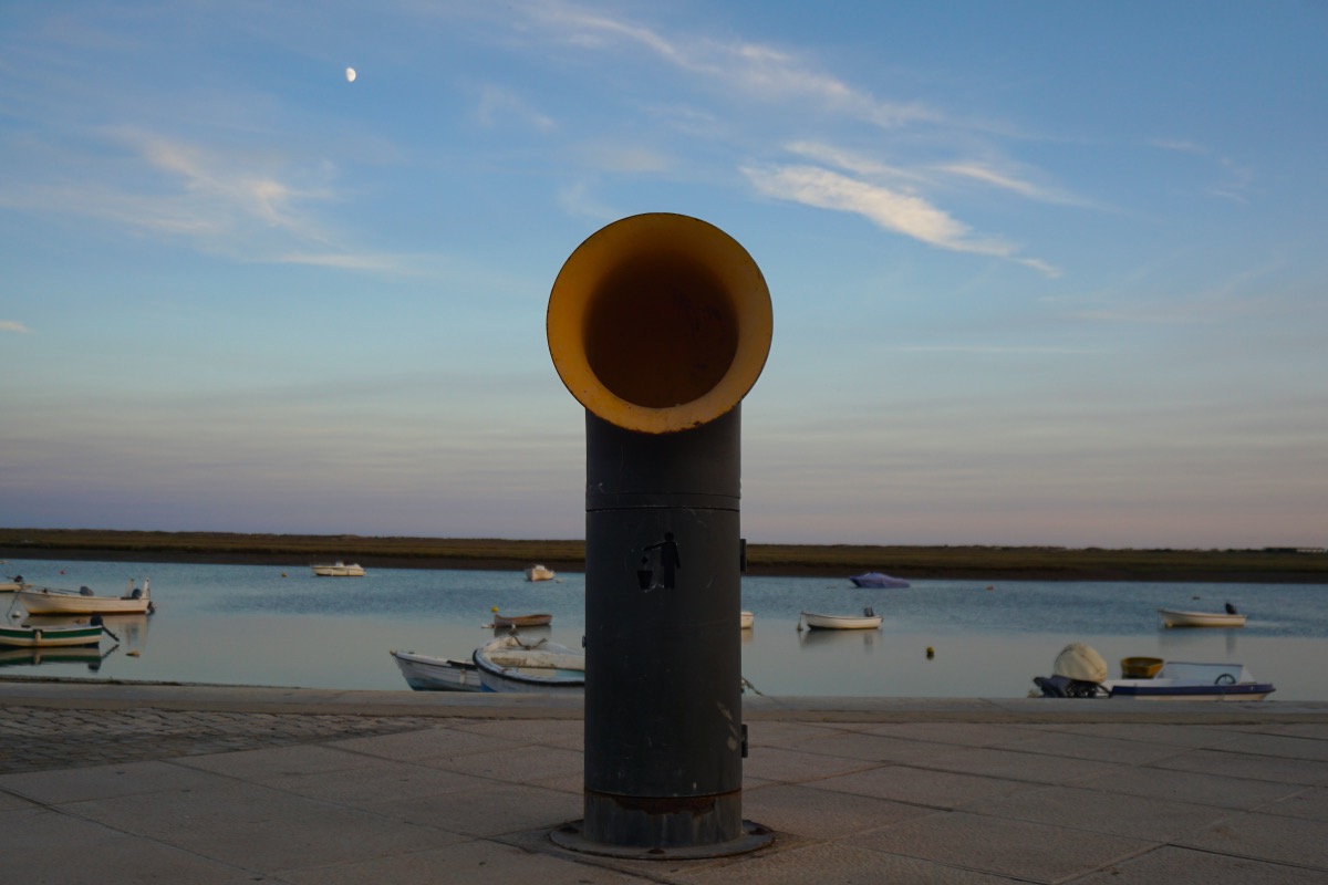 La luna asomándose en Santa Luzia