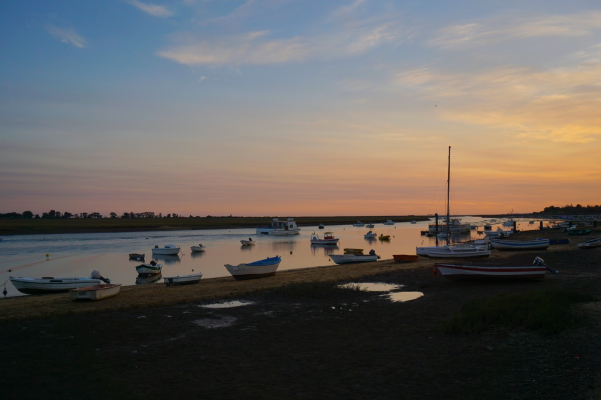 Atardecer en Santa Luzia, con los barquitos en la ría formosa