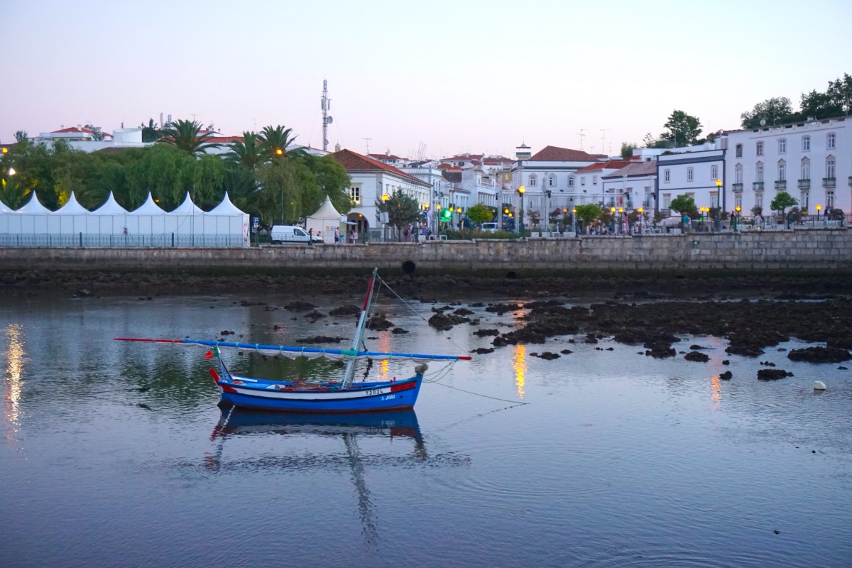 El centro de Tavira desde el río