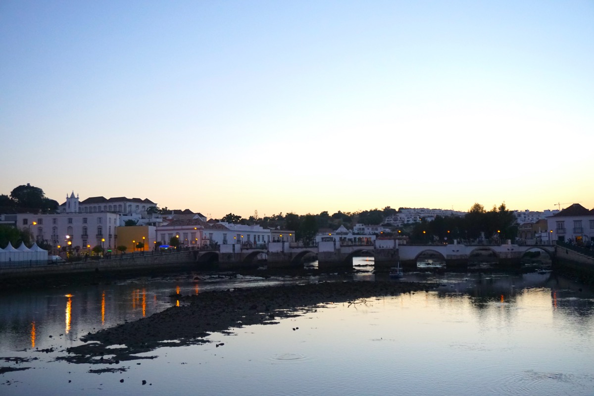 El puente romano cruzando el río Gilão en Tavira