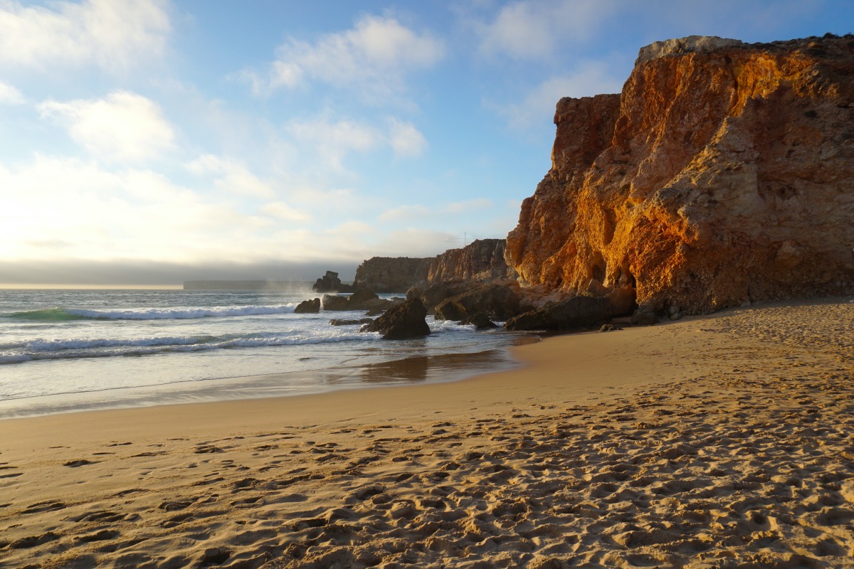 La impresionante y surfera praia do Tonel, desde abajo. Foto Randomtrip