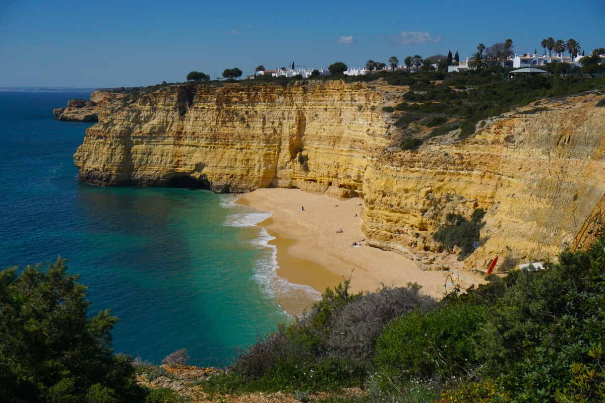 La increíble playa Vale de Centeanes marca el inicio (o el final) de la ruta de los Sete Vales Suspensos (entre esta playa y la Praia da Marinha)