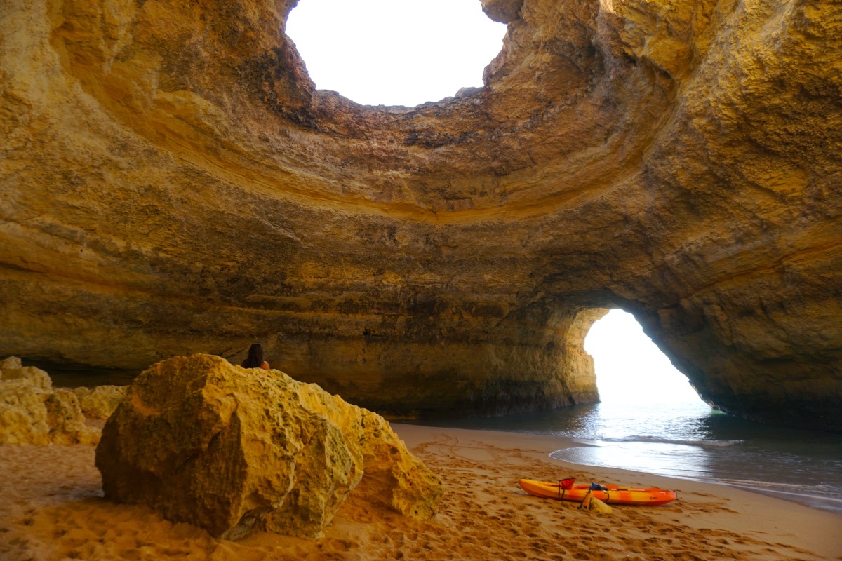 La impresionante (y altamente demandada) Cueva de Benagil: una de las postales de Algarve (actualmente ya no es posible desembarcar dentro de la cueva)