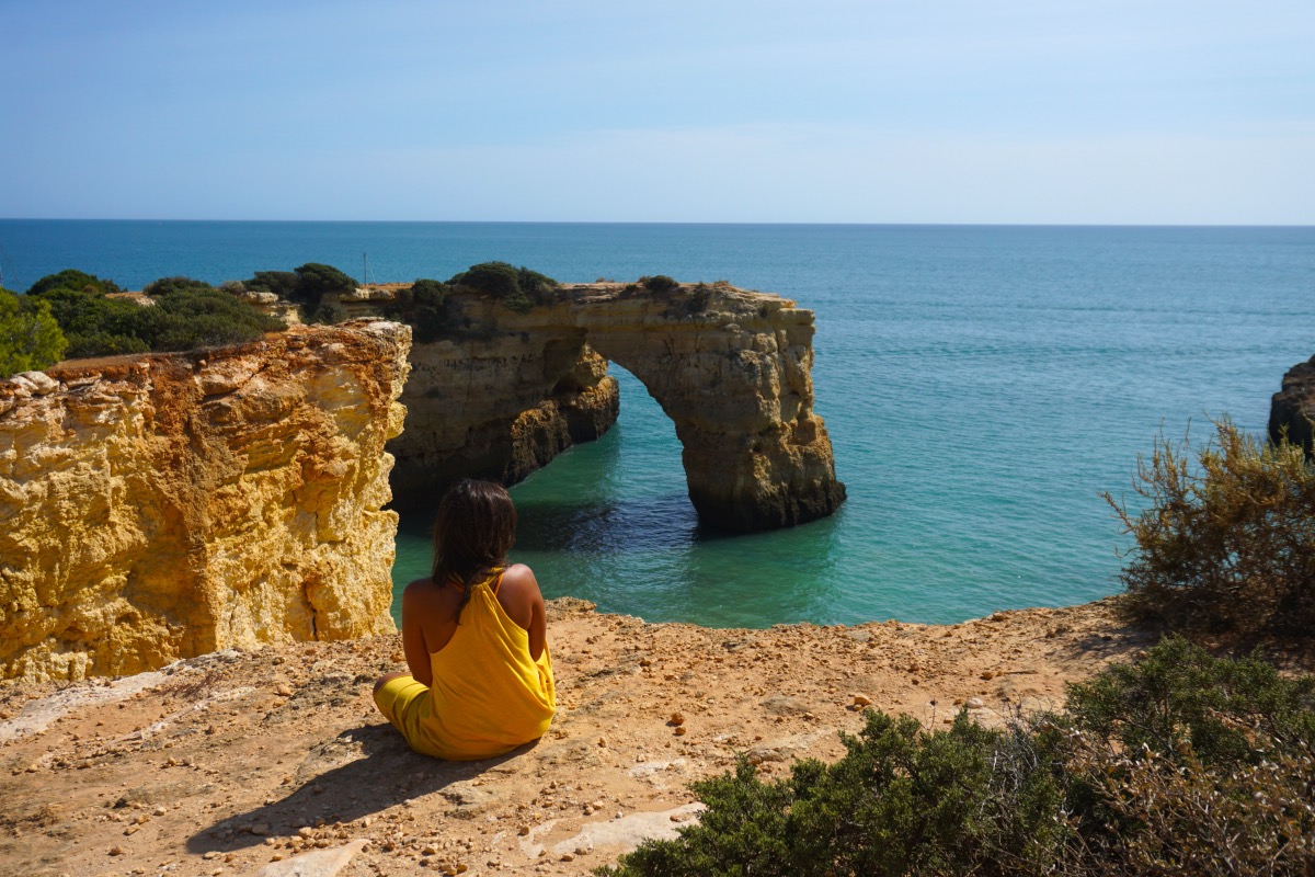 Albandeira y su arco da Estaquinha: para disfrutar y explorar desde arriba y desde abajo.
