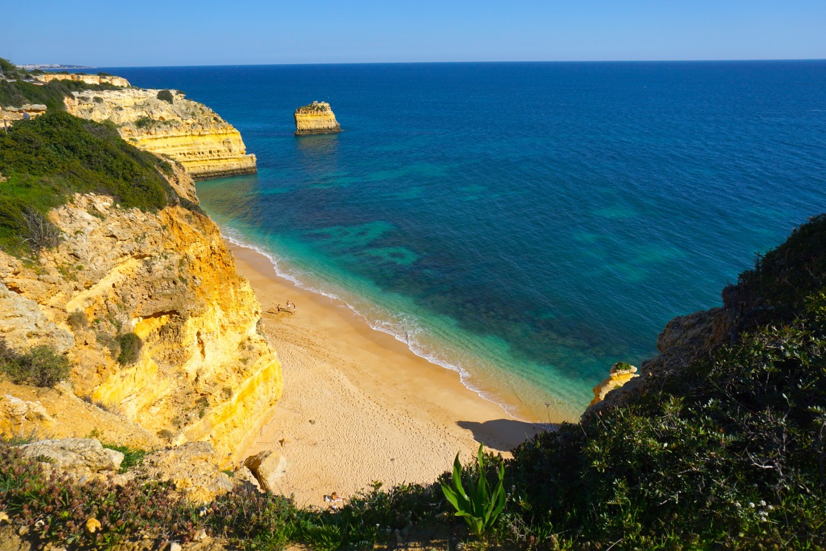 Las aguas transparentes de la imponente Praia da Marinha