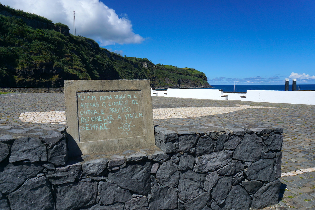 "El fin de un viaje es simplemente el comienzo de otro. Lo importante es volver a empezar el viaje siempre." Lajes das Flores