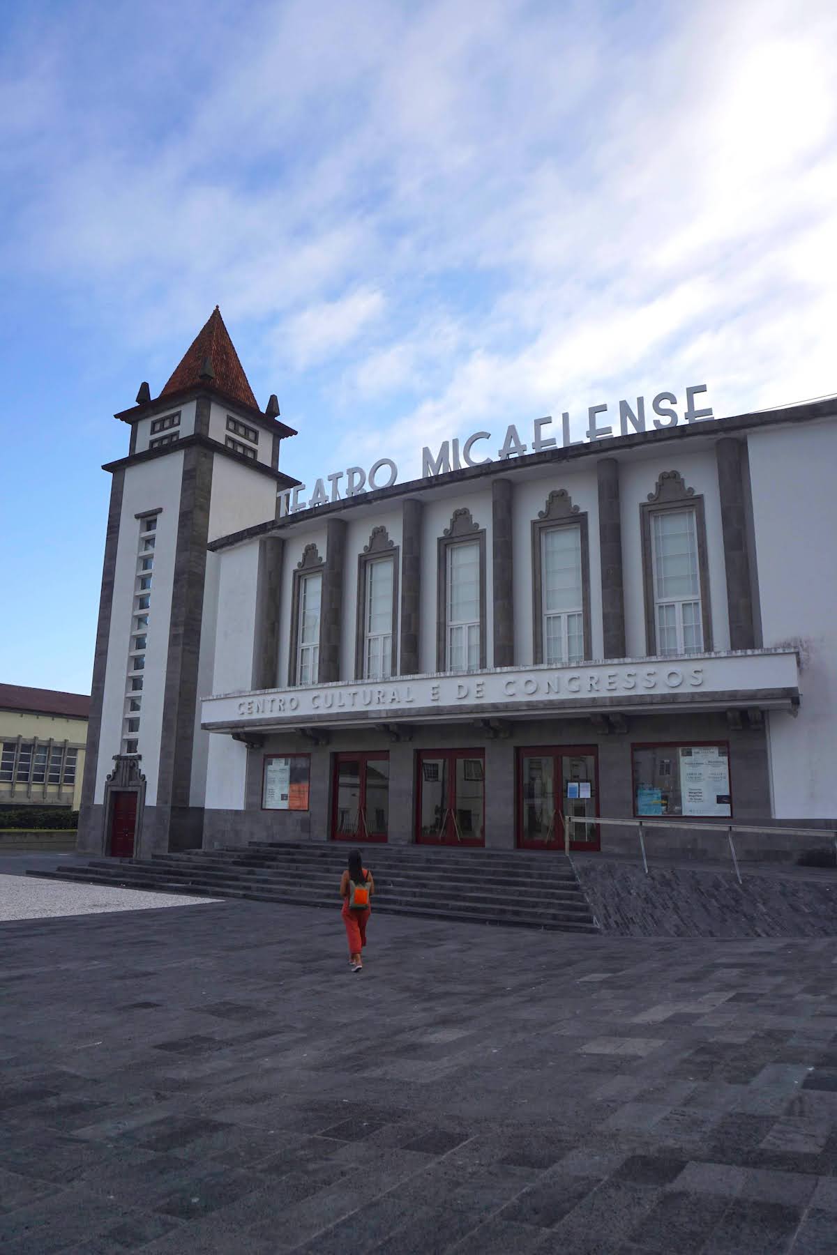 En la plaza del Teatro Micaelense
