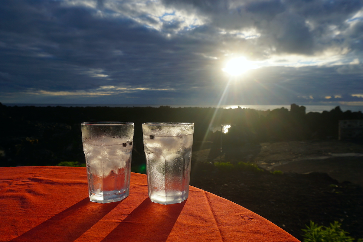Gin tonic azoriano al atardecer en Maresía