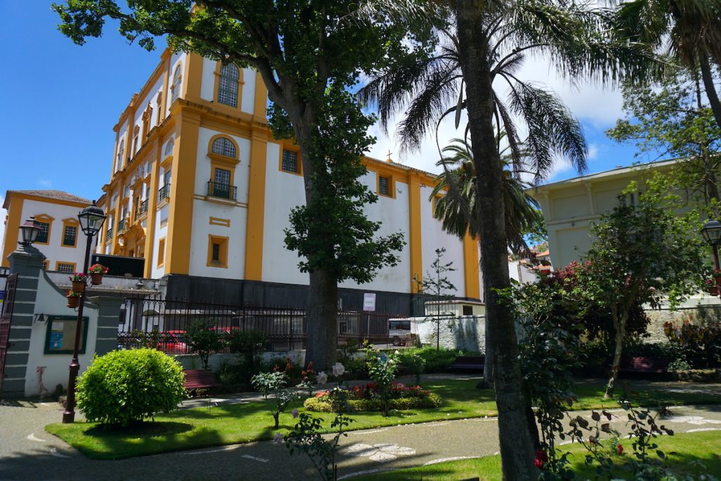 Palacio dos Capitães Generais desde el Jardim Duque da Terceira