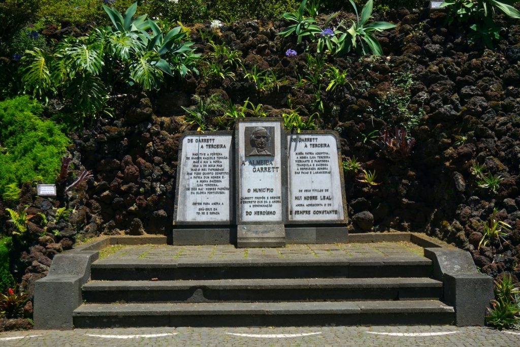 Almeida Garret vivió varios años en Angra y fue uno de los principales redactores del proyecto de la nueva Constitución, redactando el decreto de 12 de Enero de 1837 con el que D.Maria II ha atribuido a la ciudad de «Angra» el titulo de «Heroísmo».