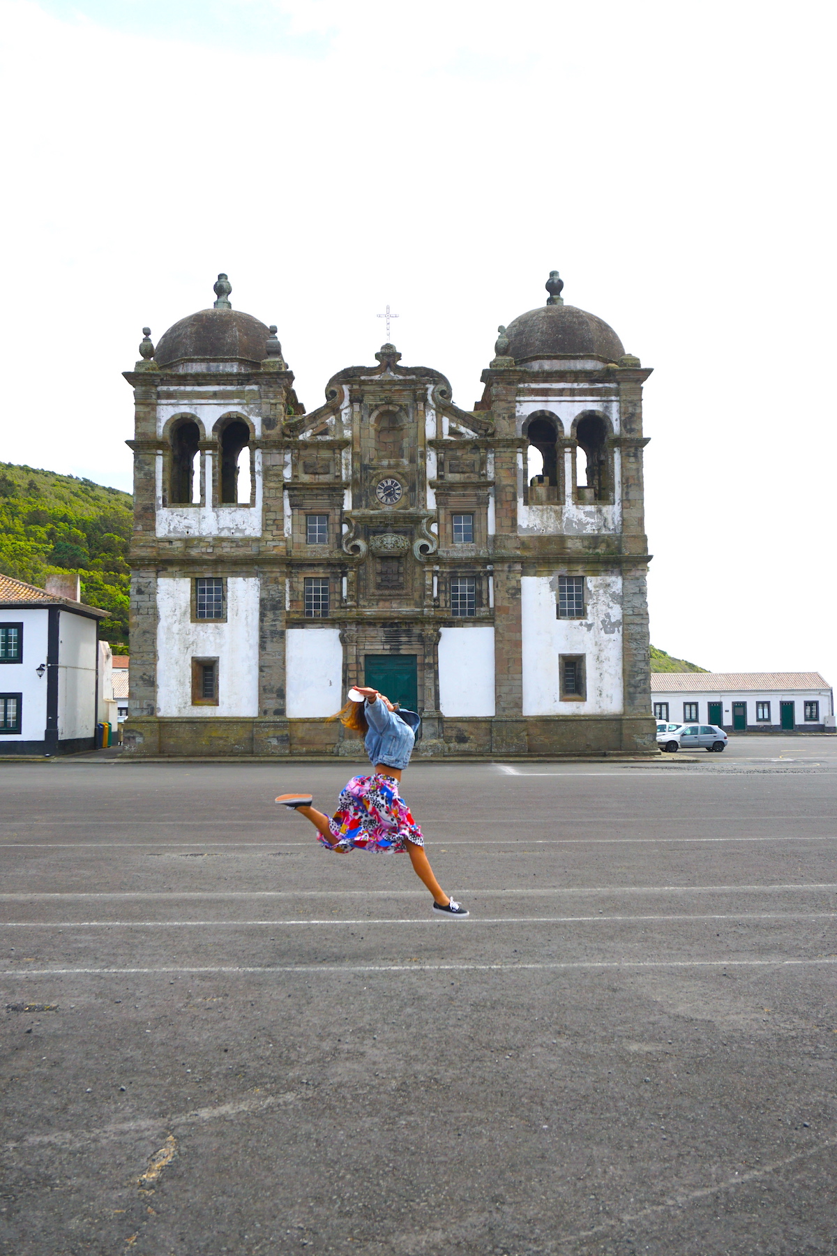 Márcia frente a la Igreja de São João Baptista