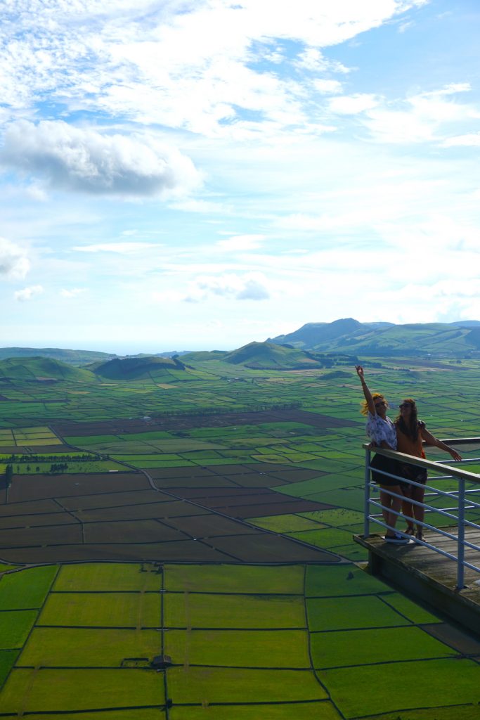 Márcia e Inês en el mirador más bonito de Terceira