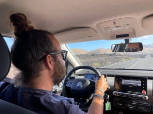 Alquilar coche en Lanzarote: la guía completa para conducir por la isla canaria entre cactus, volcanes y playas